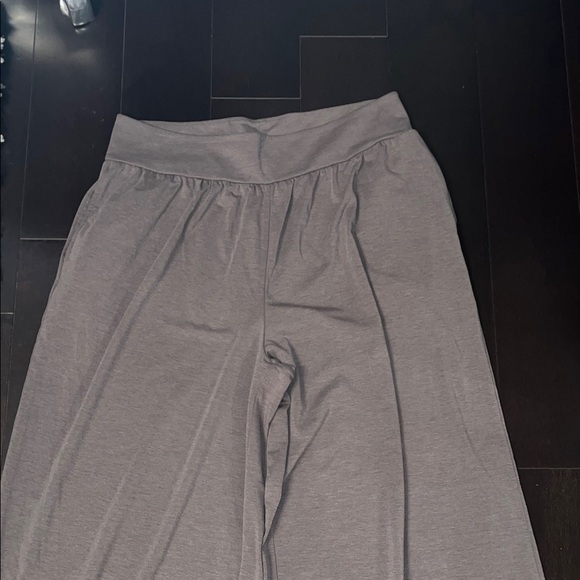 Uniqlo size Large Al Rism Khaki Wide-Leg Pants.  Excellent Condition - Picture 2 of 6